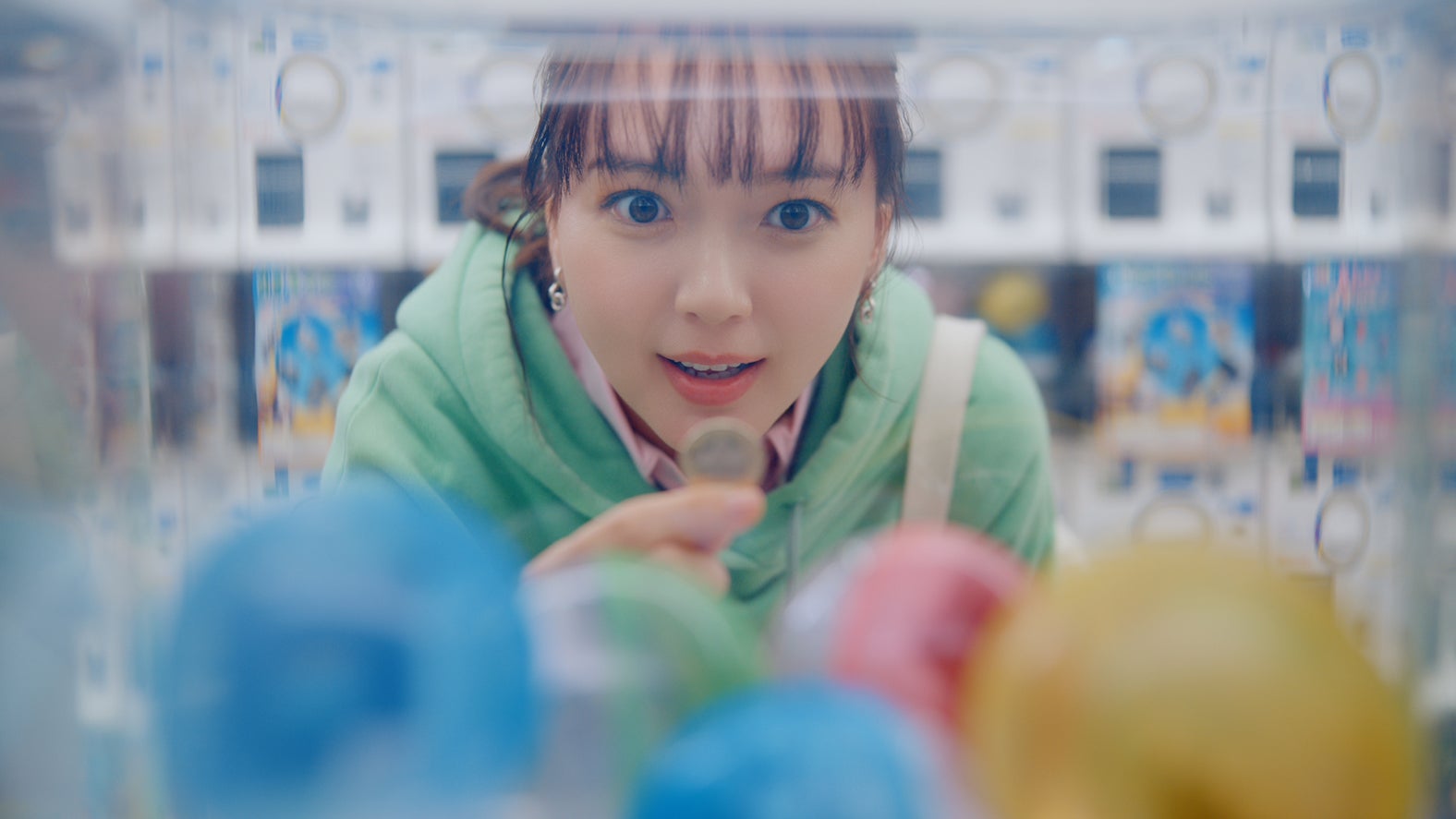 多部未華子、マック新CMでカプセルトイに夢中 自身を幸せにするものは“自転車”「ほぼ毎日乗る」