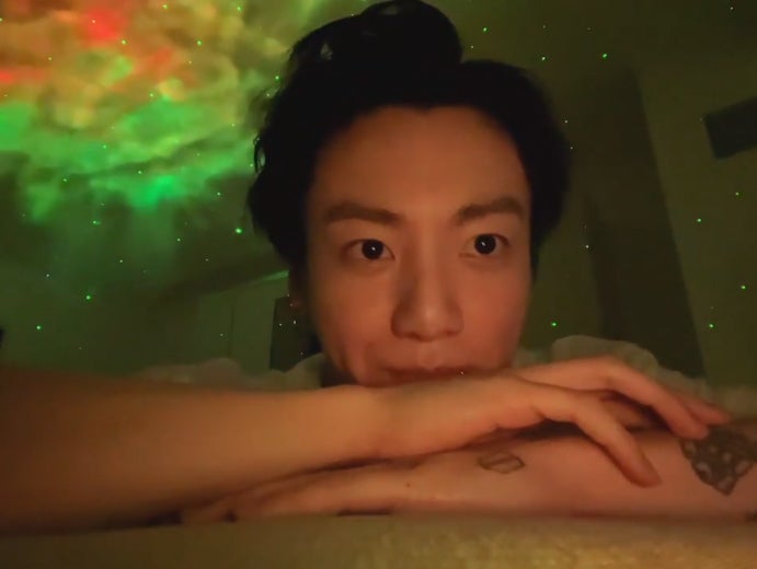 米でコロナ感染BTSジョングク、隔離中の姿公開 ダンスにメンバーも驚く