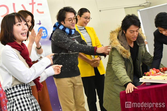 驚きと感激の吉岡里帆(C)モデルプレス