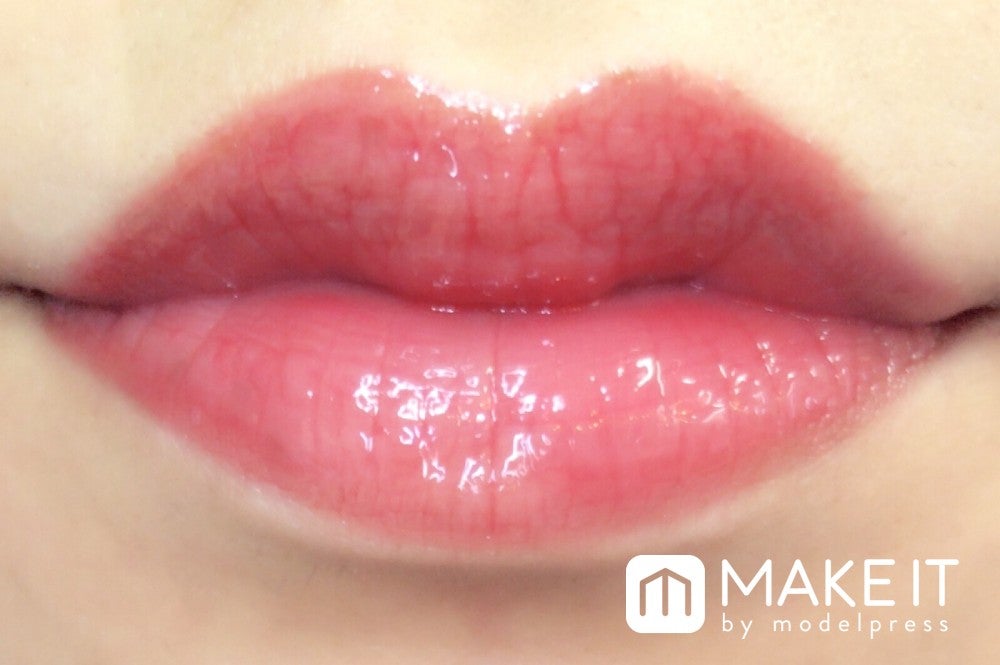 赤リップの上に【ジルスチュアート】「ジェリーリップグロス」“01”使用 (C)メイクイット