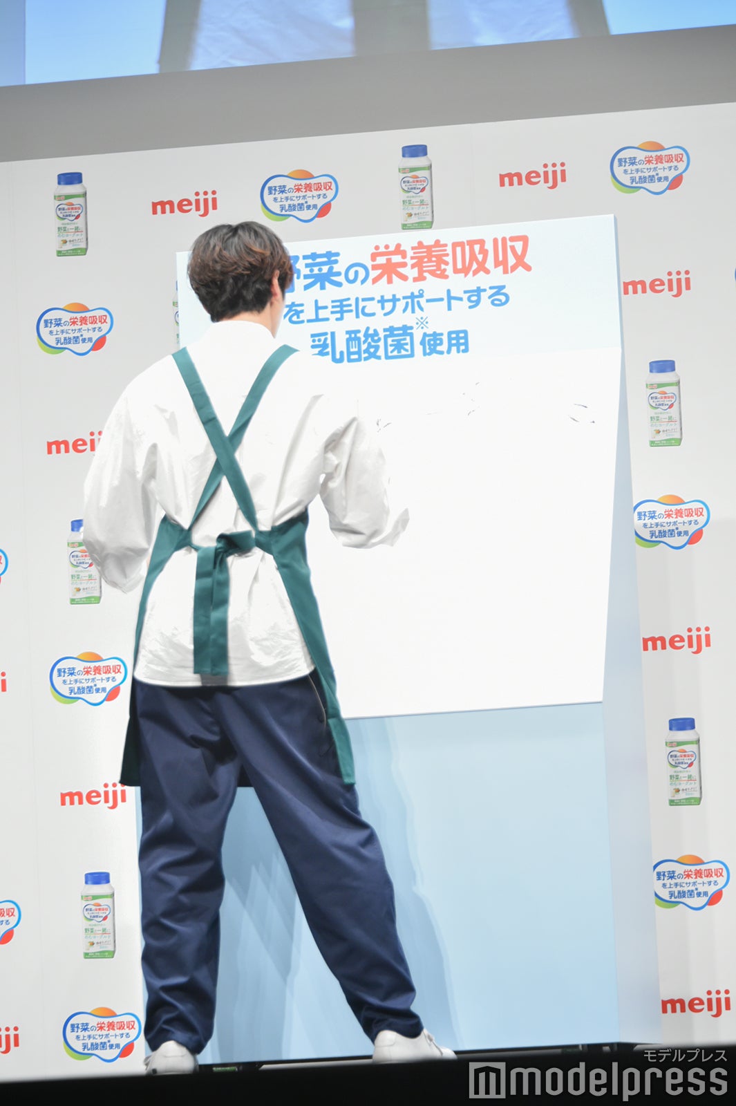 ボードにメッセージを書く小関裕太（C）モデルプレス