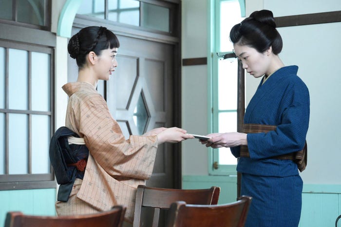 見上愛、東野絢香「風、薫る」第63話(C)NHK