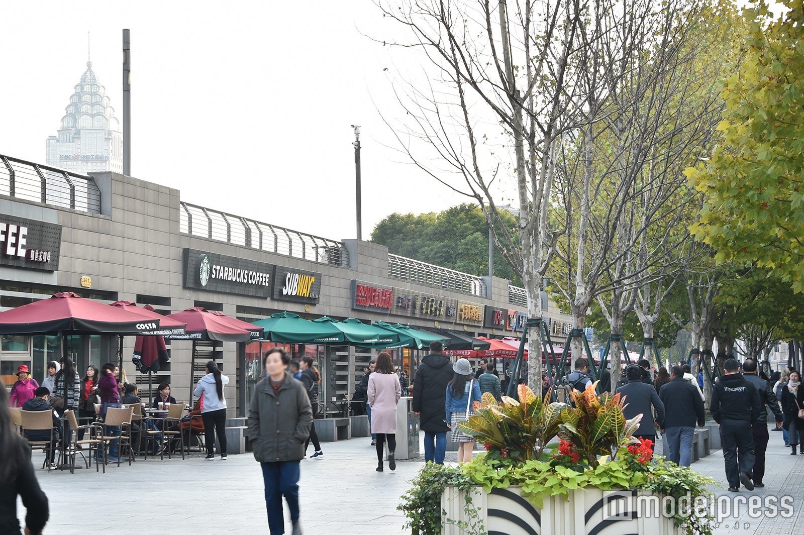 カフェが並ぶ通りも／外灘（C）モデルプレス