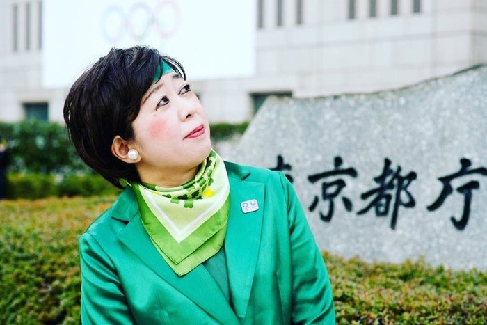 モノマネ芸人・八幡カオル、結婚発表 夫婦2ショット＆達筆の報告文が話題