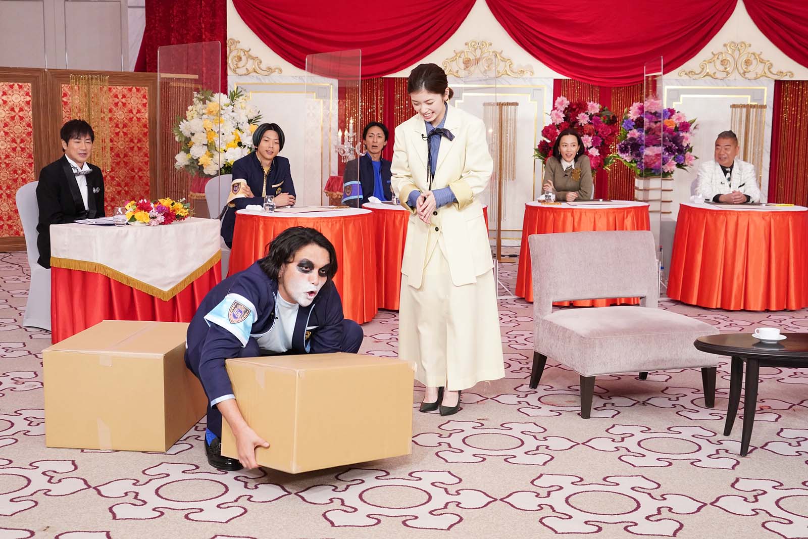 （前列左から）盛山晋太郎、小芝風花（後列左から）羽鳥慎一、増田貴久、矢部浩之、木村佳乃、出川哲朗（C）日本テレビ