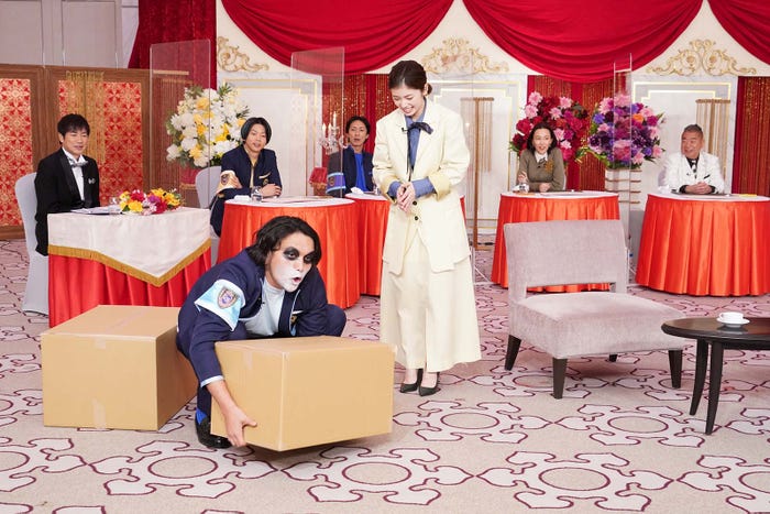 (前列左から)盛山晋太郎、小芝風花(後列左から)羽鳥慎一、増田貴久、矢部浩之、木村佳乃、出川哲朗(C)日本テレビ