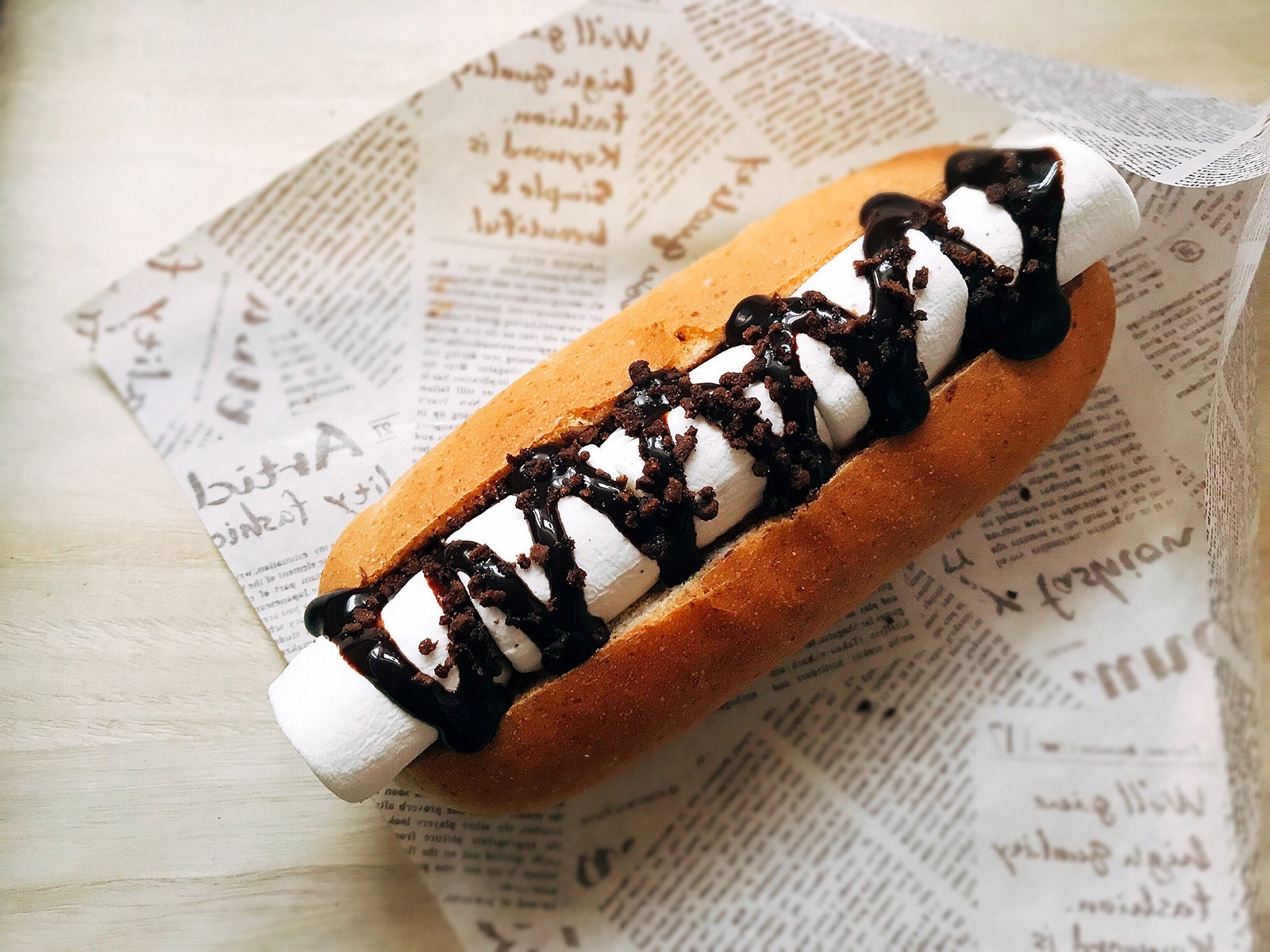 「MicHi」の熱々スイーツドッグ／画像提供：横浜ダイヤビルマネジメント株式会社