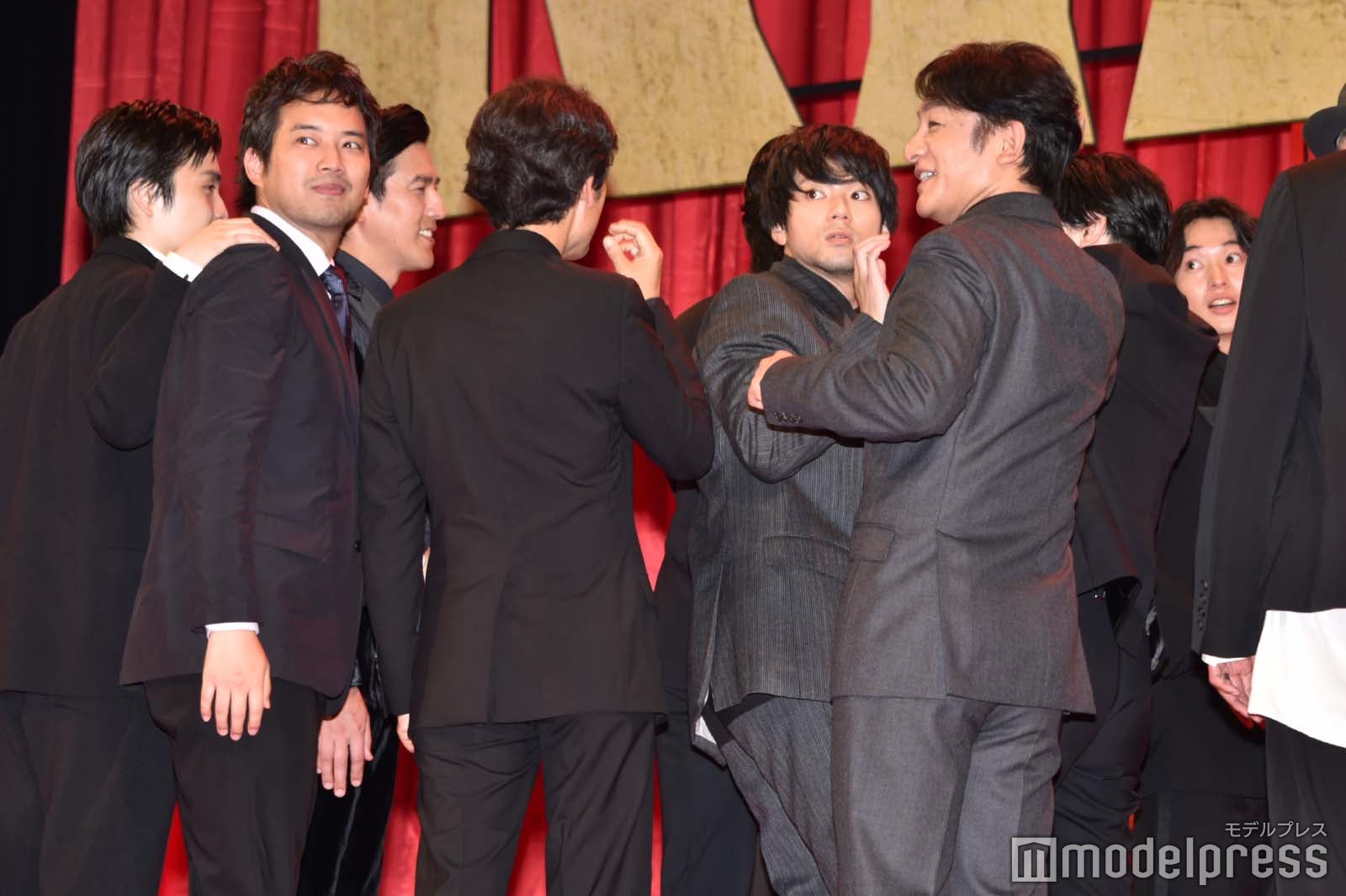 山崎賢人撮影で観客と集合写真（C）モデルプレス