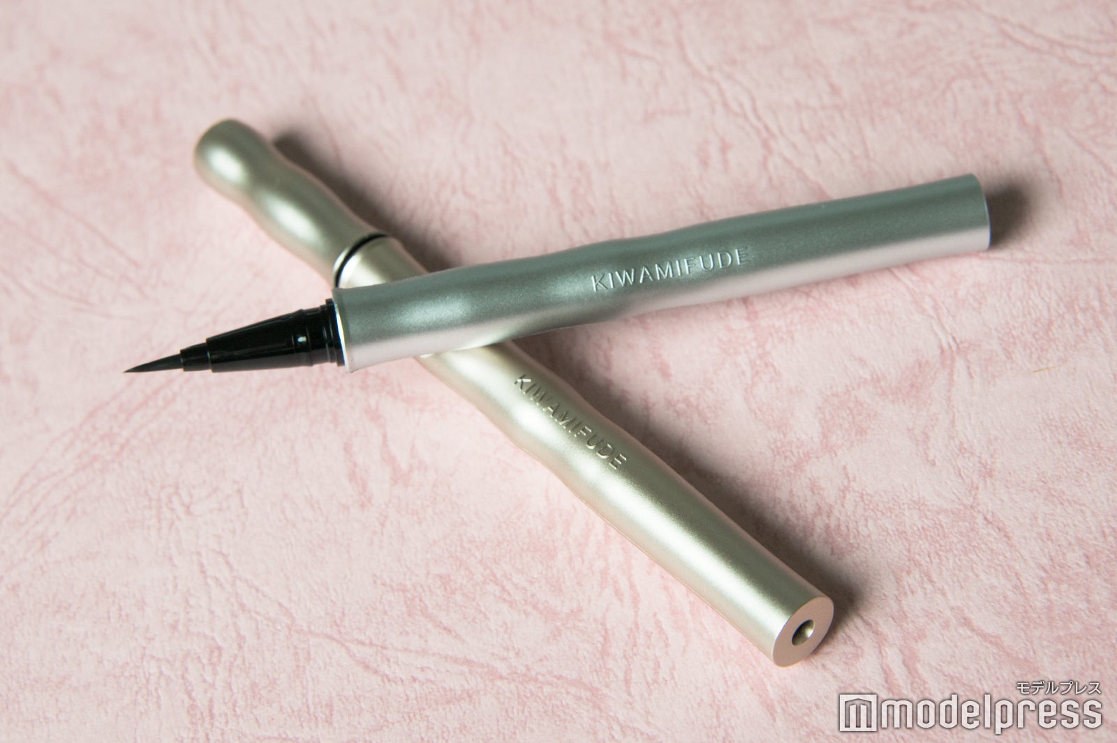 「キワミフデ リキッドアイライナー」墨色・栗色