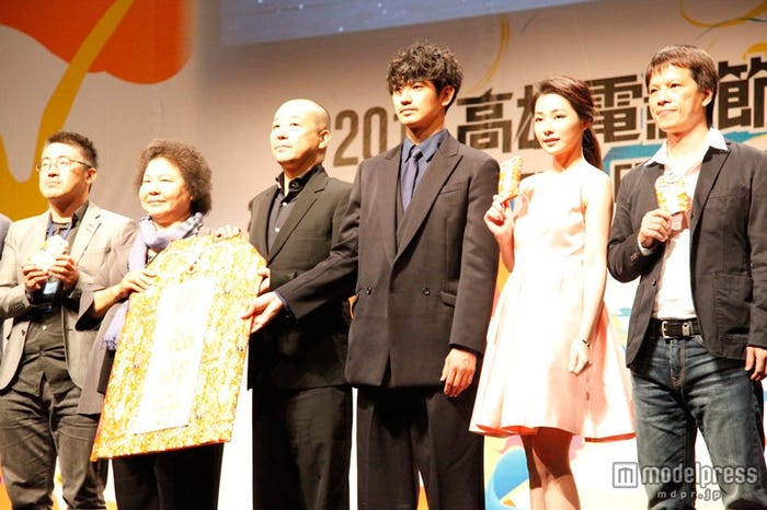 高雄映画祭に出席した瑛太(右から3番目)/(C)2014「まほろ駅前狂騒曲」製作委員会