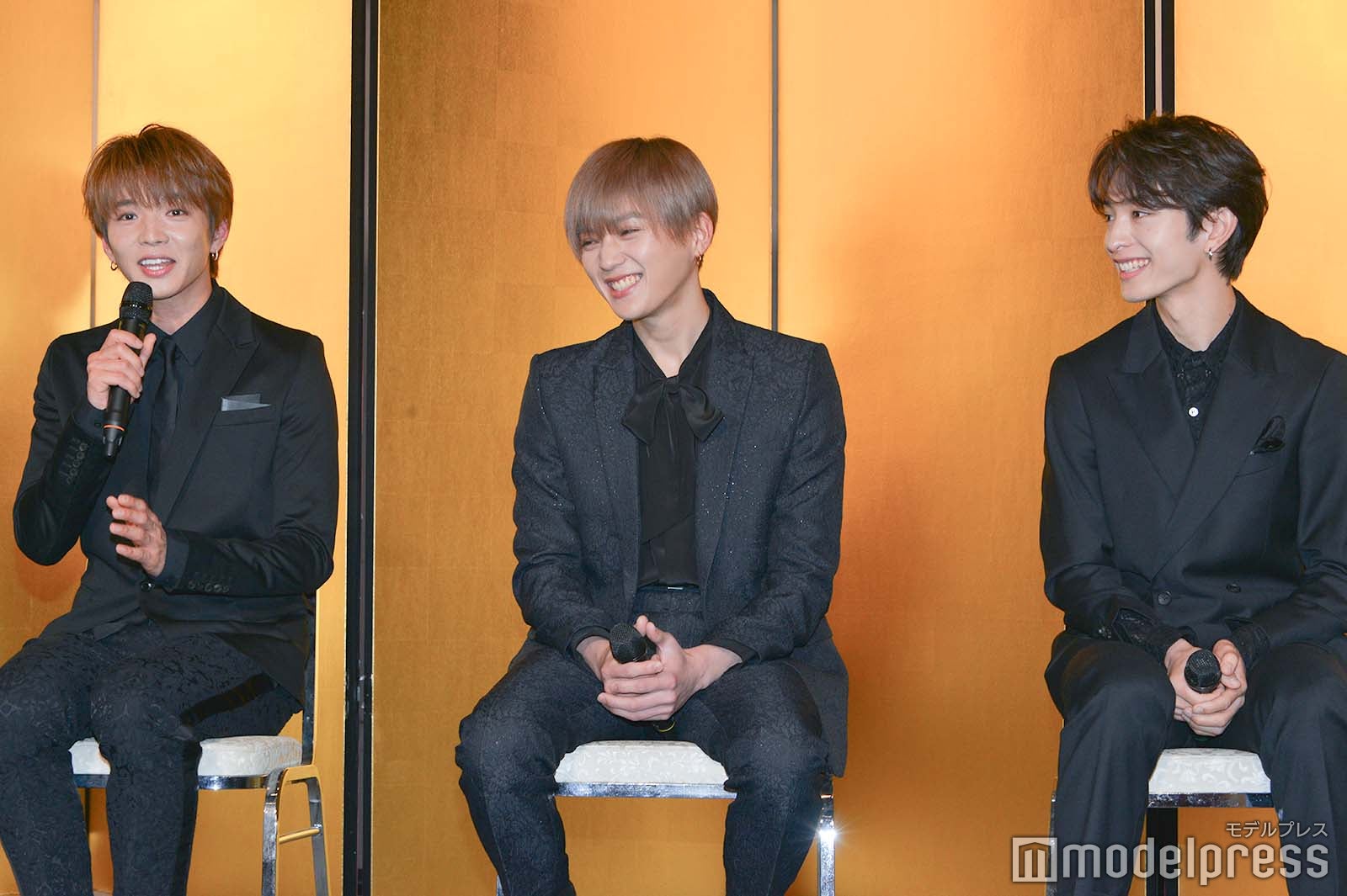 ツッコミを受ける佐藤大樹、それに笑う八木勇征＆木村慧人（C）モデルプレス