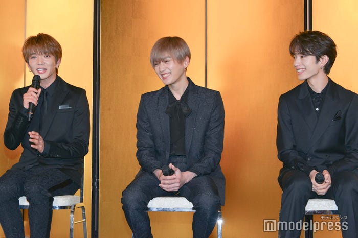 ツッコミを受ける佐藤大樹、それに笑う八木勇征&木村慧人(C)モデルプレス