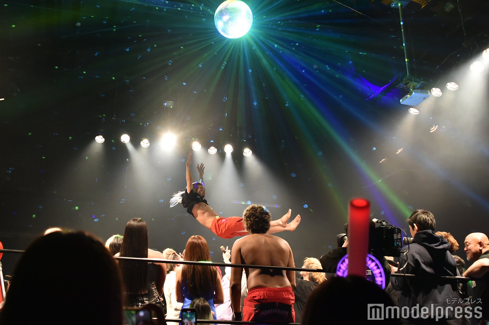 DJ社長の胴上げで大団円 （C）モデルプレス