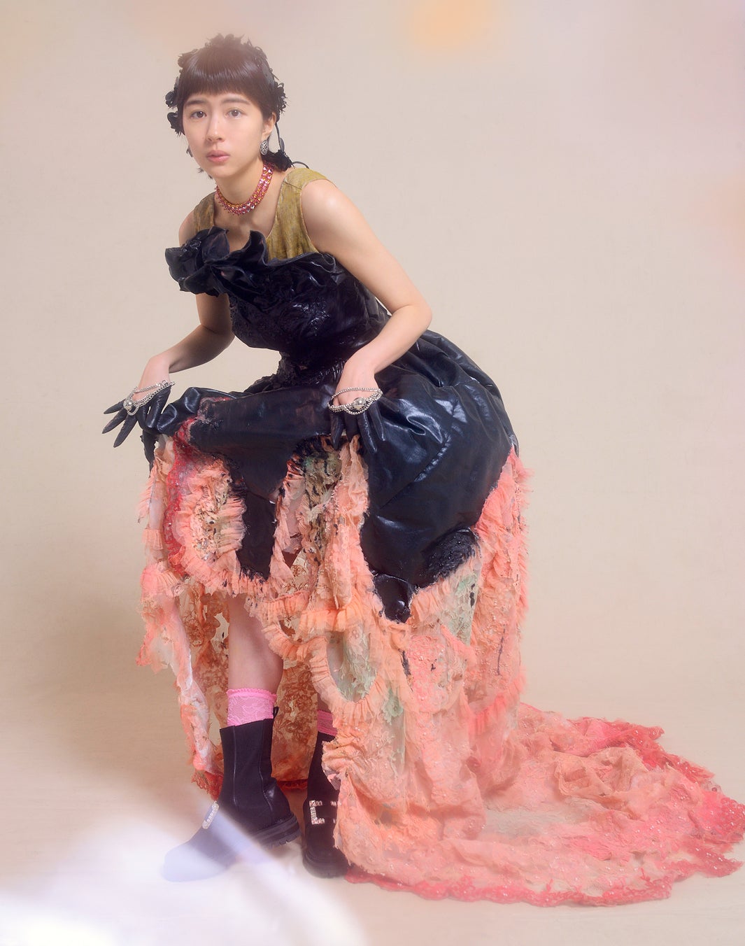 佐久間由衣、デザイン性あふれるドレスをロマンティックに着こなす