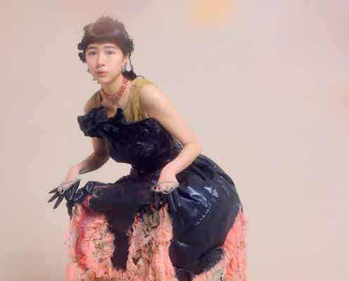 佐久間由衣、デザイン性あふれるドレスをロマンティックに着こなす