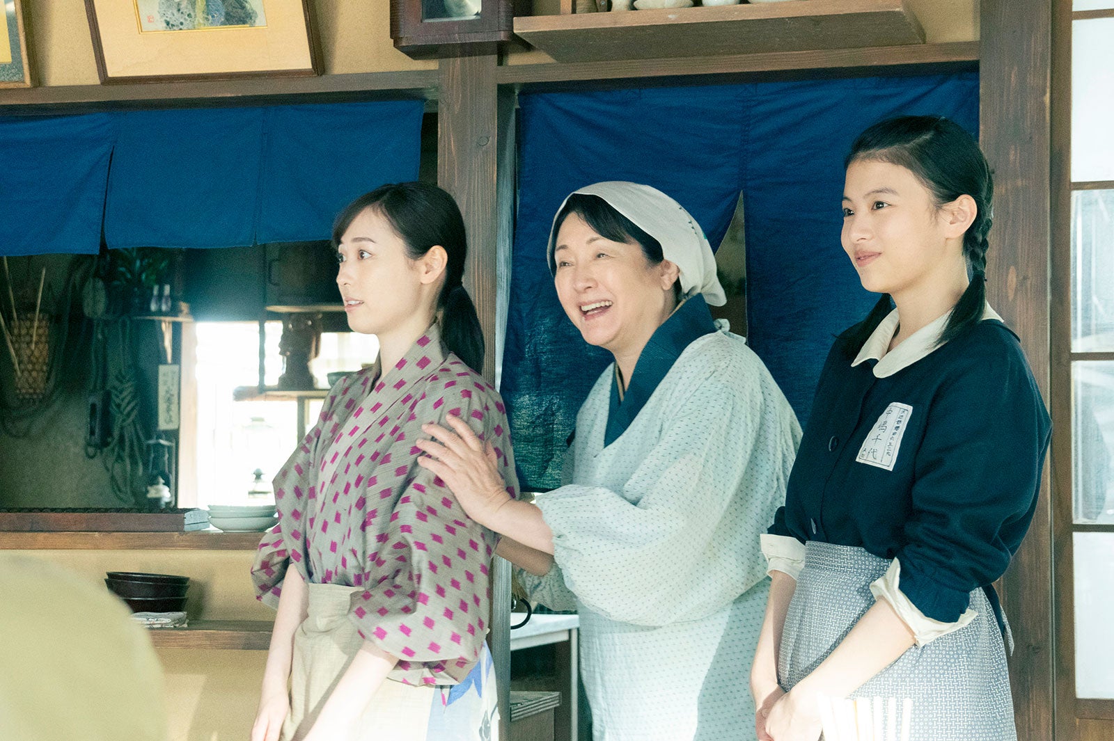 福原遥、松坂慶子、出口夏希（C）2023「あの花が咲く丘で、君とまた出会えたら。」製作委員会