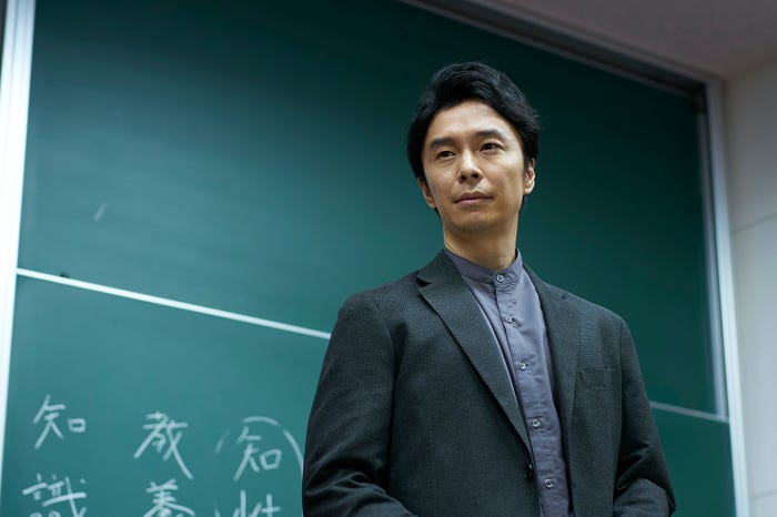 長谷川博己 (C)2022「はい、泳げません」製作委員会