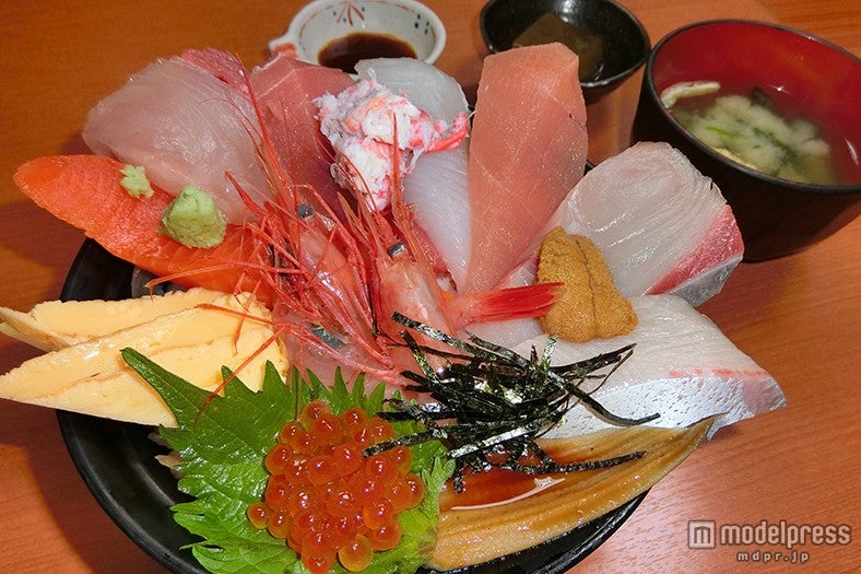 「じもの亭」の「海鮮丼（華）」￥2，250