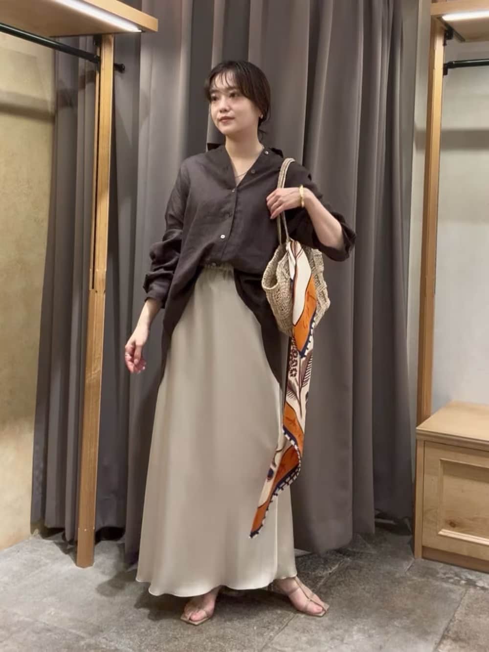 通気性や速乾性も高いリネンシャツを取り入れて 出典:WEAR