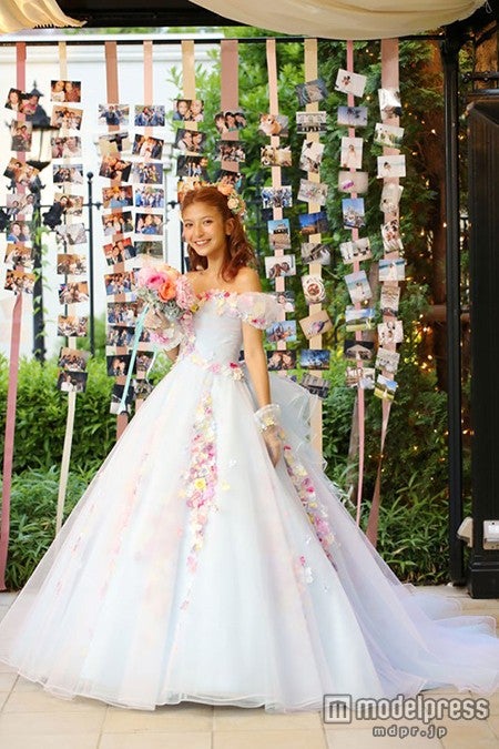 フラワーモチーフがアクセントのドレス