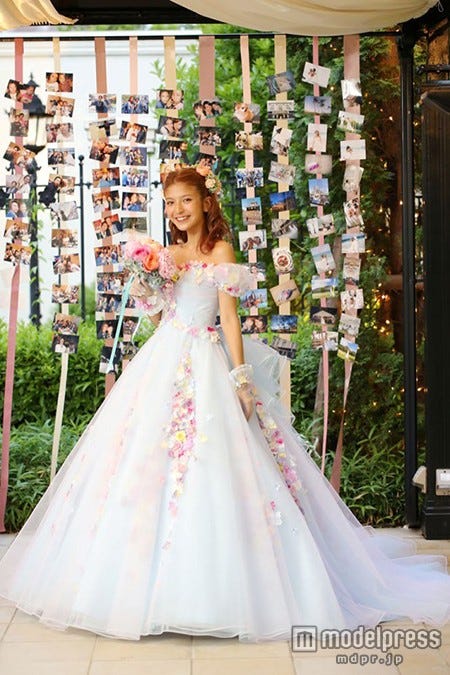 フラワーモチーフがアクセントのドレス