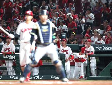 広島 新井監督「勝ちたかったよね」2試合連続延長12回に疲労感 11回1死三塁で平川に代打・前川起用は「単純に前に飛ばしてくれると思ったので」