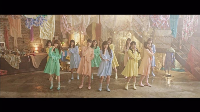 けやき坂46「それでも歩いてる」MVより(提供写真)