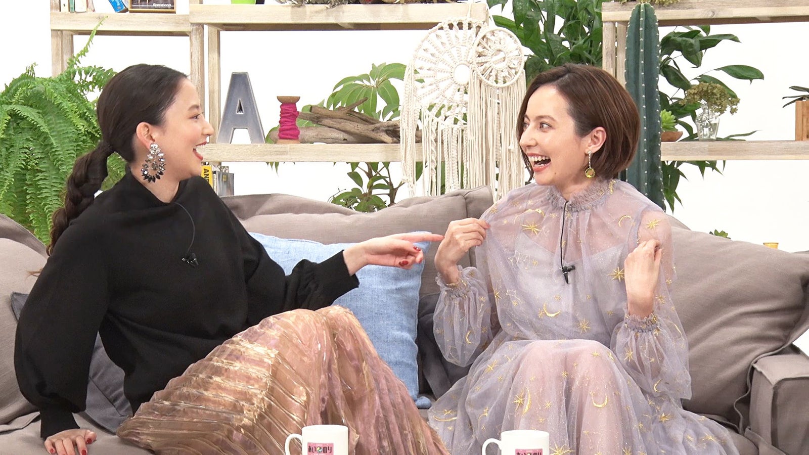 河北麻友子、ベッキー／「あいのり：Asian Journey」第16話より（C）フジテレビ