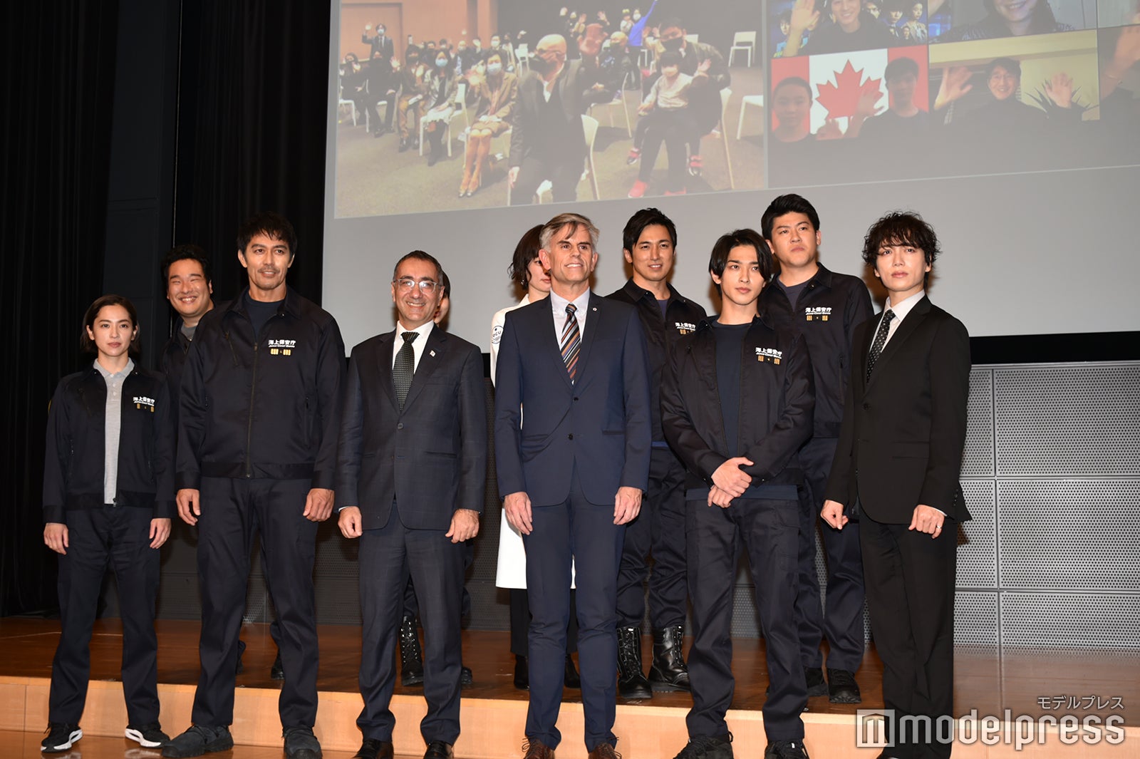 大使と集合写真に収まるキャスト陣 （C）モデルプレス