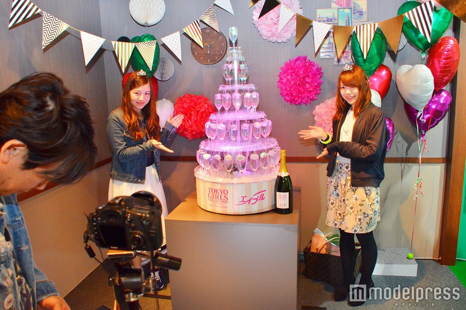 キュートなセットで写真撮影（C）モデルプレス