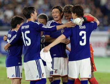 「ビックリ」「すごい」サッカー日本代表戦に超大物俳優が姿 竹内涼真と観戦にネット騒然「かっこよ」「涼真くんが安心しきってちょっと幼く」