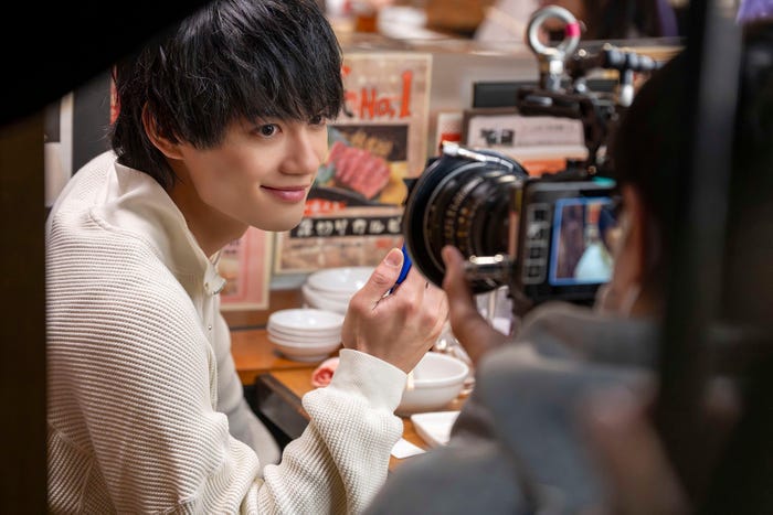 佐野勇斗「ホットペッパーグルメ」新WebCM「便利」篇「おトク」篇メイキング(提供写真)