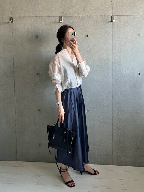 白トップス　大人コーデ　垢抜け　シアー白シャツ×サテンスカート