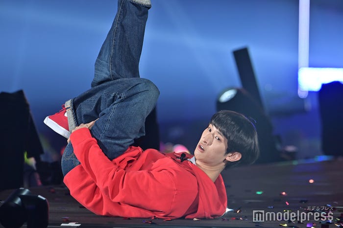 おそ松役になりきりランウェイ先端で寝ながらポーズをした向井康二(C)モデルプレス