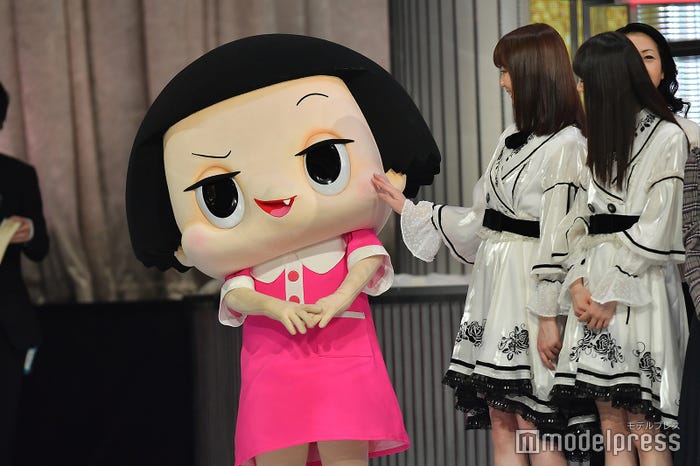写真はチコちゃんと挨拶する乃木坂46生田絵梨花、齋藤飛鳥 (C)モデルプレス