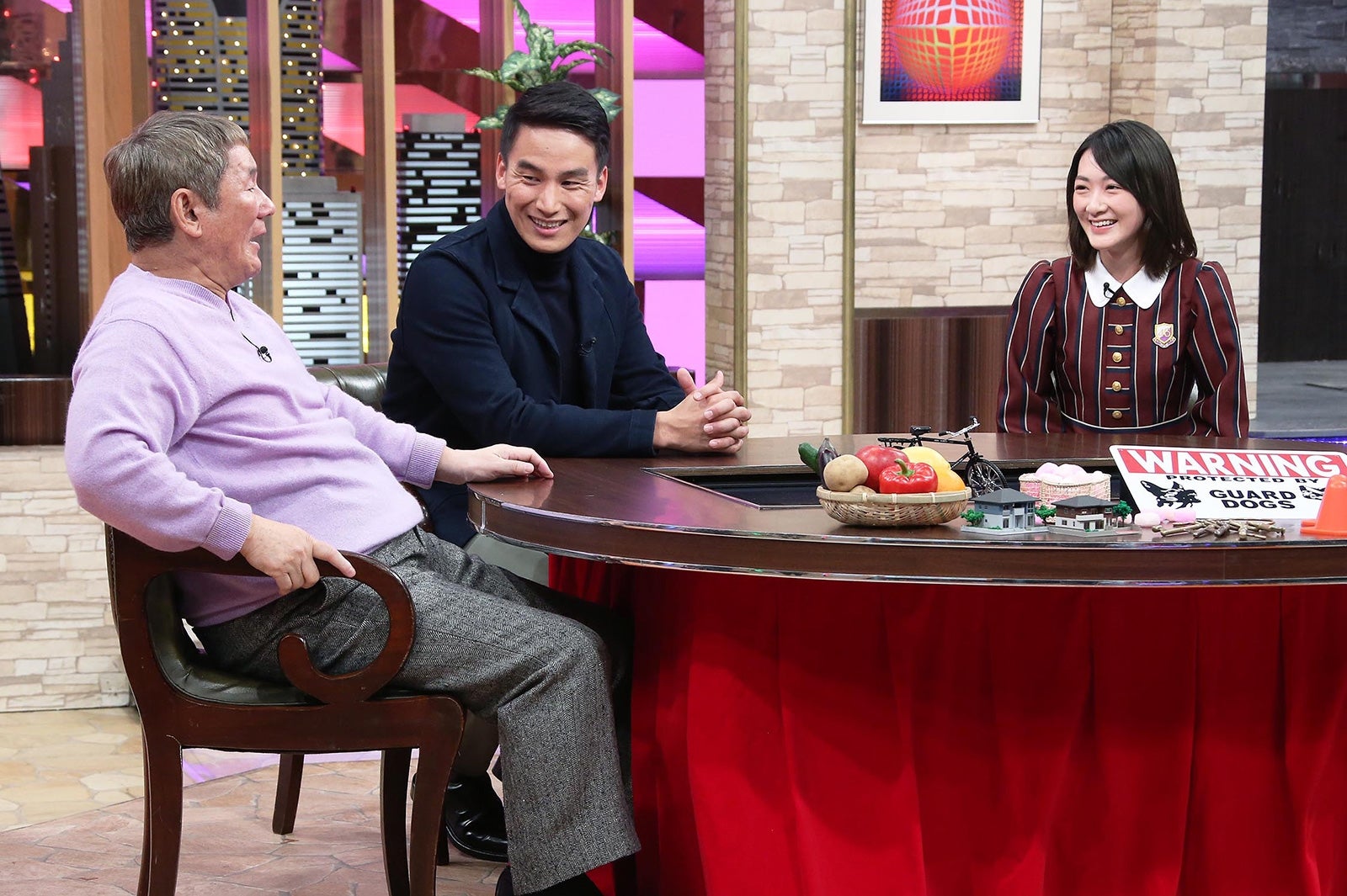 （左から）ビートたけし、松田丈志、生駒里奈／「たけしのニッポンのミカタ！」より（C）テレビ東京