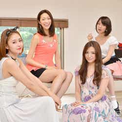 舞台「女子高」に出演する(左前より)荒井奈緒美、杉ありさ(左奥より)熊澤枝里子、梨里杏、