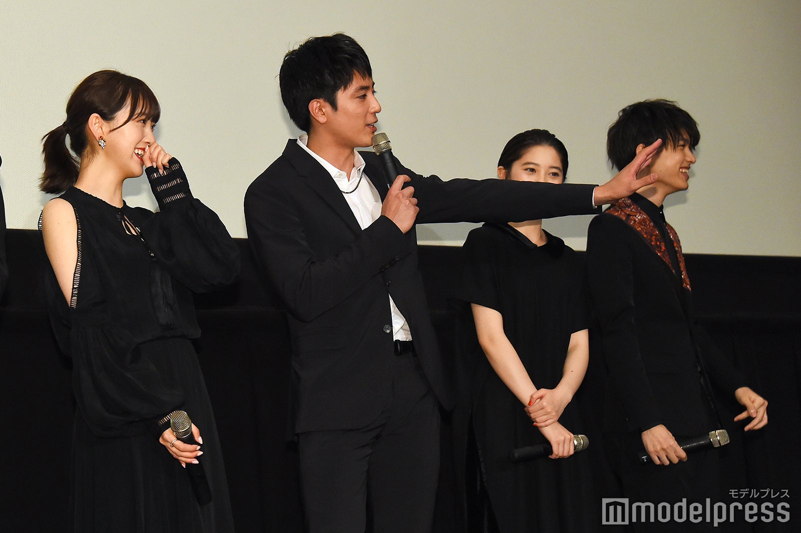 堀未央奈、ファンが持っていた板垣瑞生へのパネル「圧倒的顔降臨」がパワーワードすぎてツボに入った間宮祥太朗、桜田ひより、上村海成 （C）モデルプレス