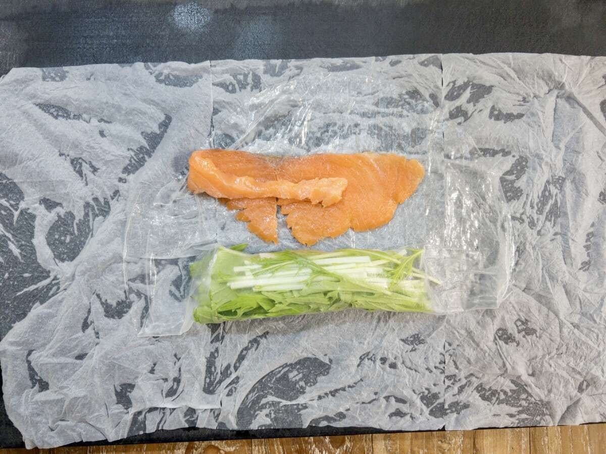 水菜とクリームチーズを巻いた生春巻きの上にスモークサーモンが乗せられている俯瞰写真