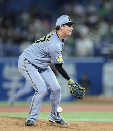阪神・及川 左足に打球直撃のアクシデント すぐに拾って投ゴロに 治療受け続投 場内から大きな拍手が送られる