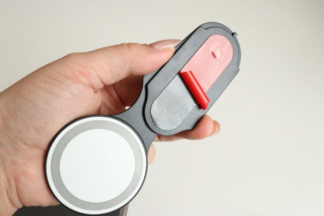 マグネット式ノートパソコン用スマートフォンホルダー　粘着テープ