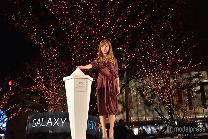 板野友美のドレスのカラーと同じ、赤に輝くイルミネーション