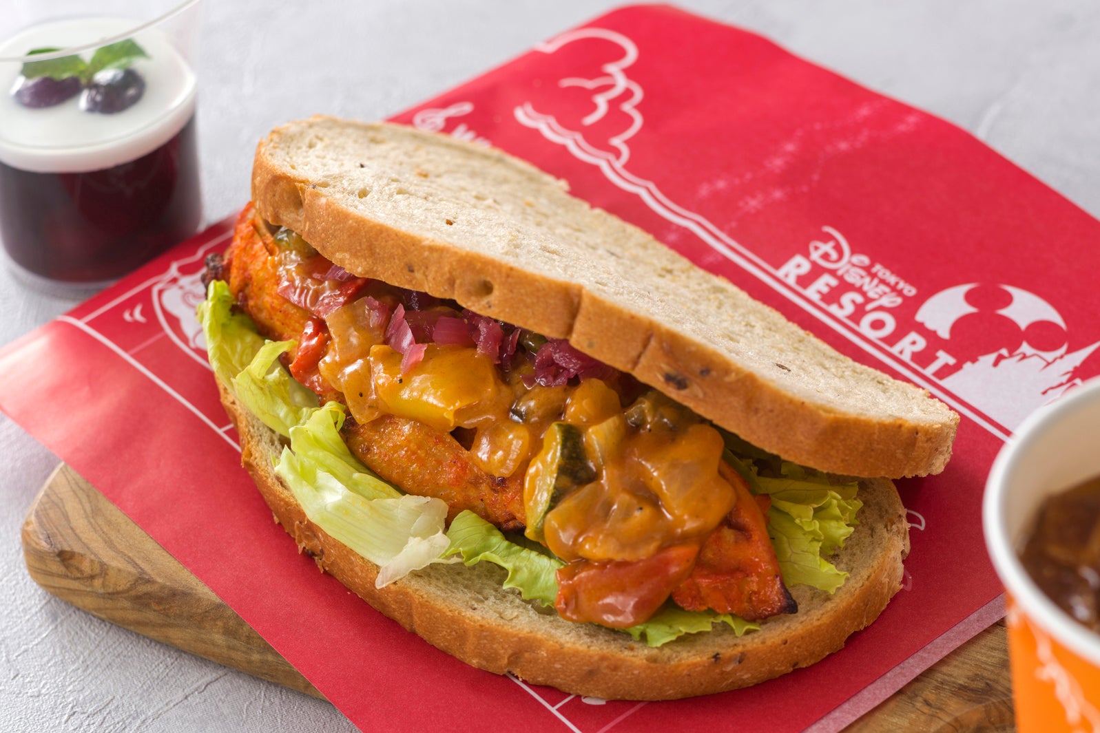 バターチキンカレーソースとタンドーリチキンを挟んだ食べ応え抜群のスパイシーなスペシャルサンド（C）Disney