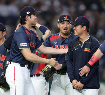 侍ジャパンのエースが「可愛すぎる」逆立ちトレ後に英語で「静かにして！」に「ヨッシー！」開幕投手の大役果たした直後、ド軍が新ムービー公開