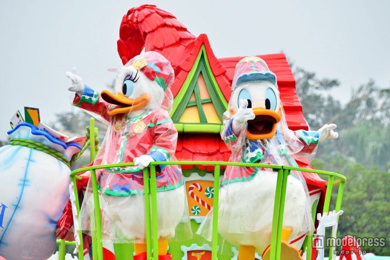 雨天バーションの「ディズニー・サンタヴィレッジ・パレード」