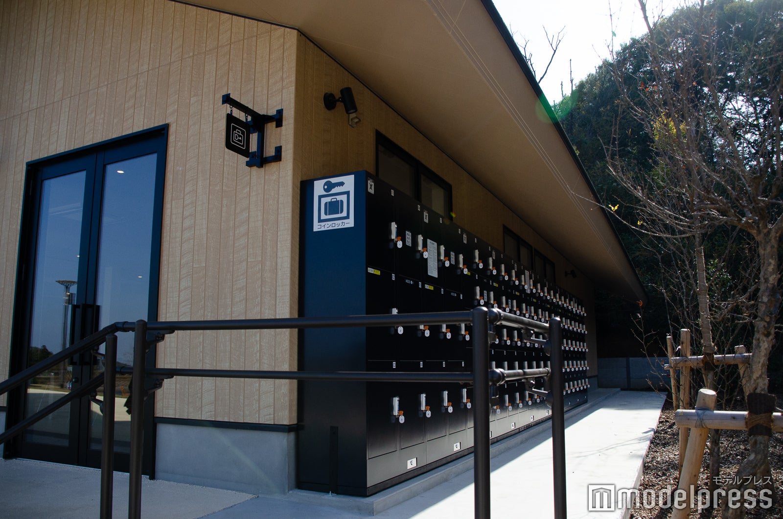 クラフト ビブリオテックの脇にコインロッカー有り（C）モデルプレス