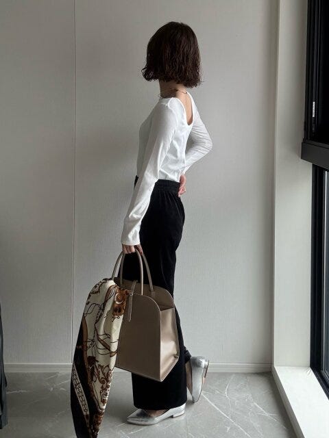 スタイル01：背中がガバッと空いたリブカットソーコーデ