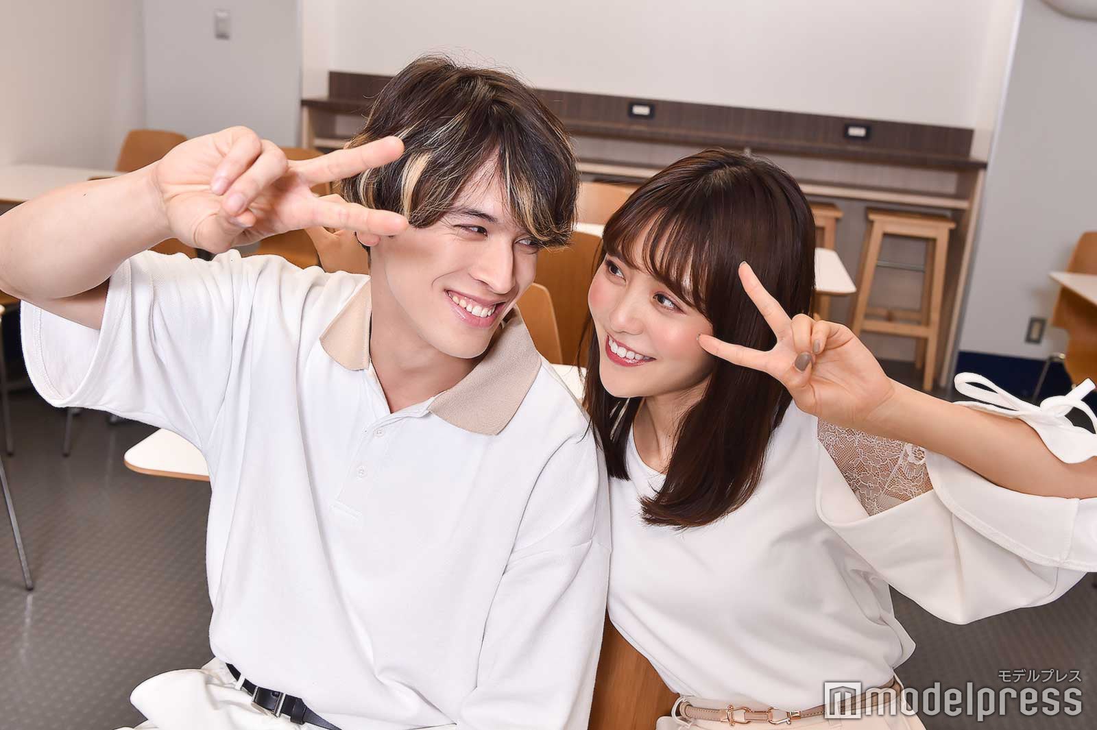 仲良くポーズをとってくれた2人／才川コージ、新田さちか（C）モデルプレス