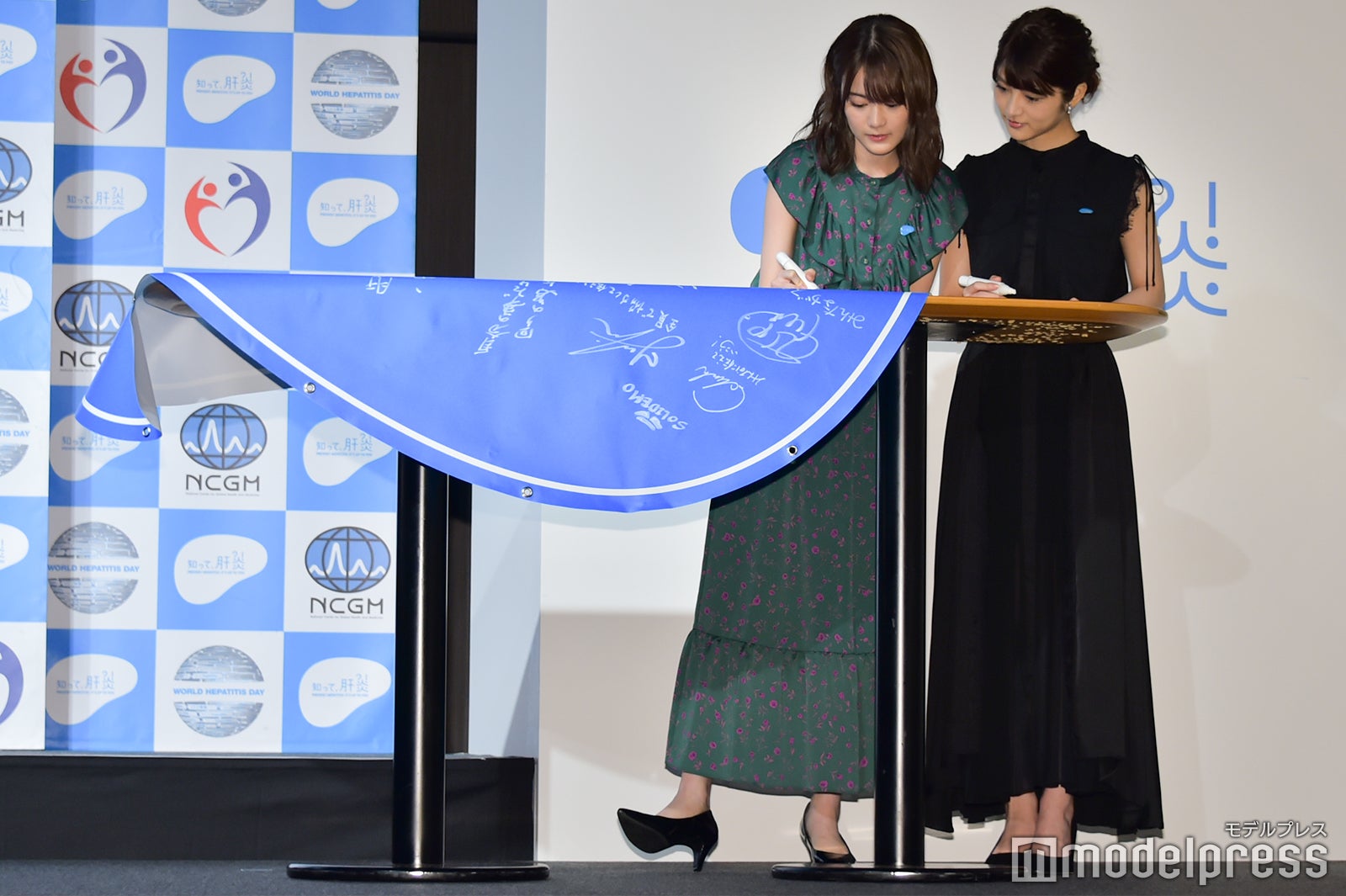 メッセージを書き込む生田絵梨花、若月佑美 （C）モデルプレス