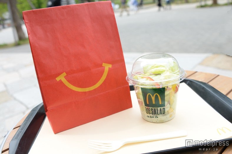 持ち運びにも便利な「サイドサラダ」には新鮮野菜が彩り良くたっぷり